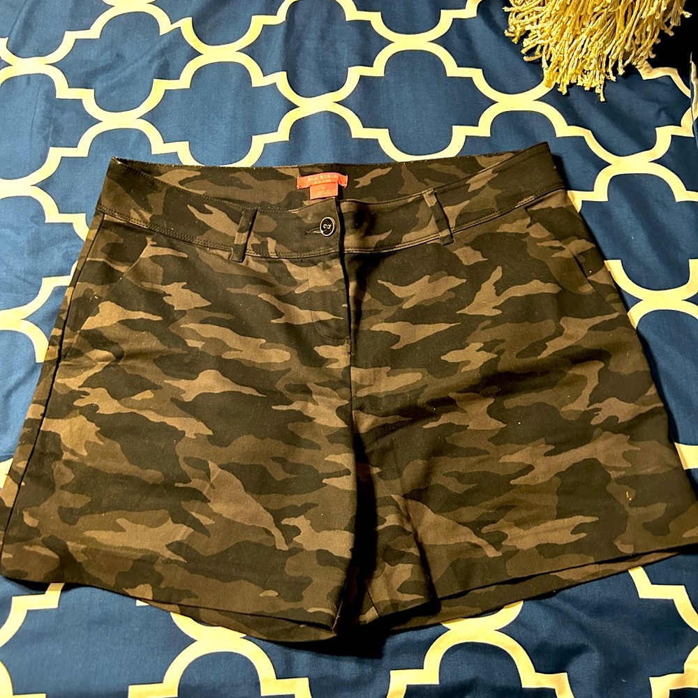 Euc black camo shorts 12